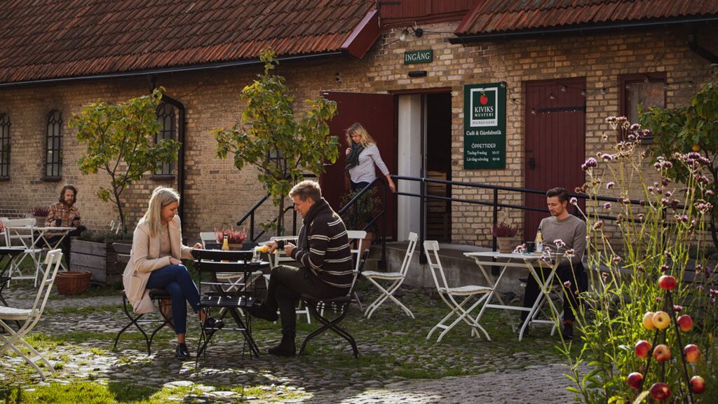 Fika på innergård på Solnäs gård i Lund
